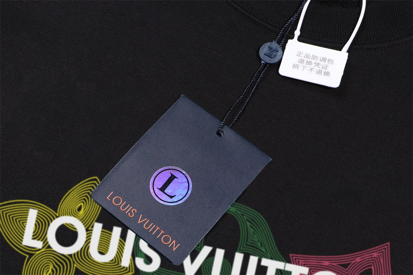🅿️250 hot style on the shelves🔥❗ 💫〖Louis Vuitton LV〗 Fashionable round neck sweatshirt, casually matched with various styles, it is perfectly handsome😎The whole dress is made of double waistcoats, which makes the whole dress more three-dimensional. Not ordinary factories can do such fine work. The 2025 spring style counters are on sale, exquisite round neck terry sweatshirt, high-end double-strand pure cotton Customized drawstring ribs are dyed in the same vat and are complete with three standards. The chest craftsmanship adopts a simple and elegant pattern on the chest, which is easy to control for any age group! Fit and comfortable! Customized thickened 440g terry sweatshirt fabric, soft and comfortable to the touch, with a three-dimensional shape! 🙌🏻 It’s also very breathable, so it’s a versatile style that can be worn with any outfit! ✔Color: Black White Apricot Size: S M L XL 2XL
